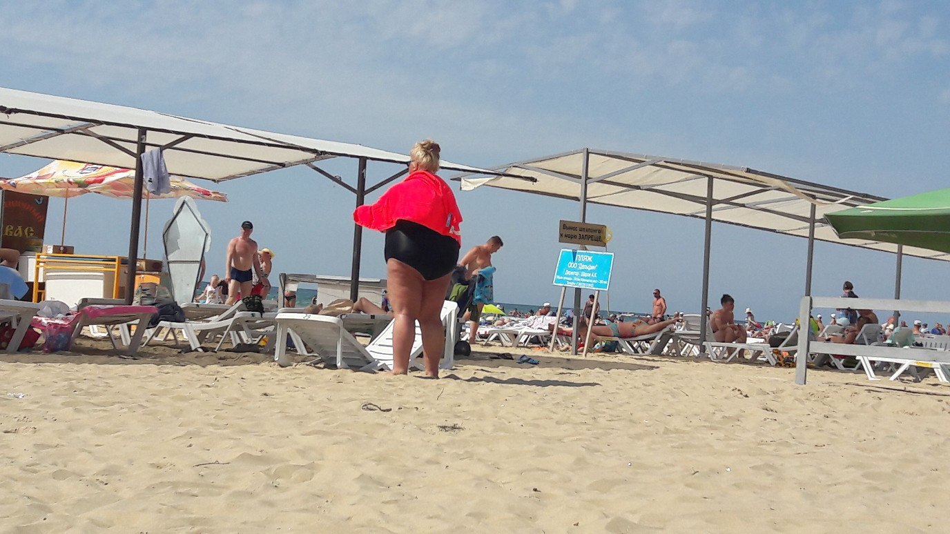 Mayhem on the beach in Anapa - NSFW, My, Deck chair, Beach, Strawberry, Anapa