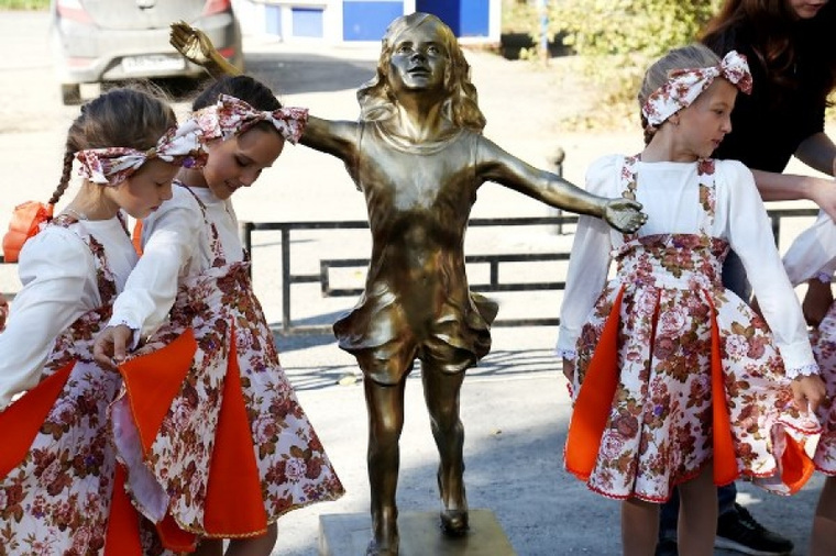 The monument to fathers who abandon their children stood in the Urals for less than a day. - Vandalism, Provocation, Activists, 