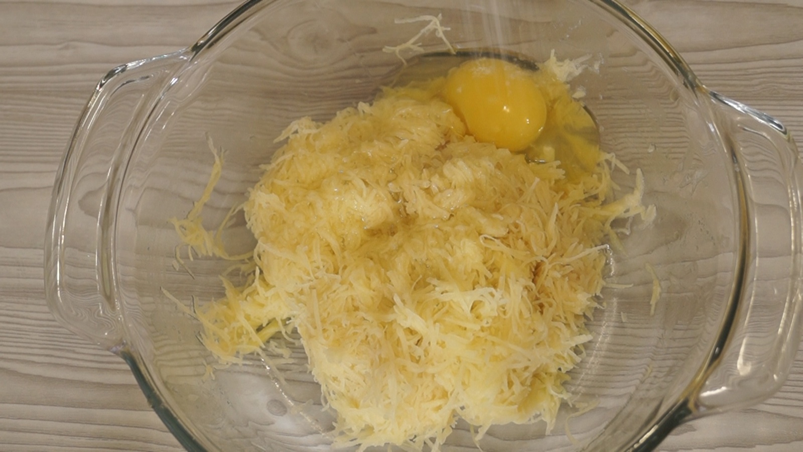 Хрустящие драники: как приготовить самое аппетитное блюдо из картофеля