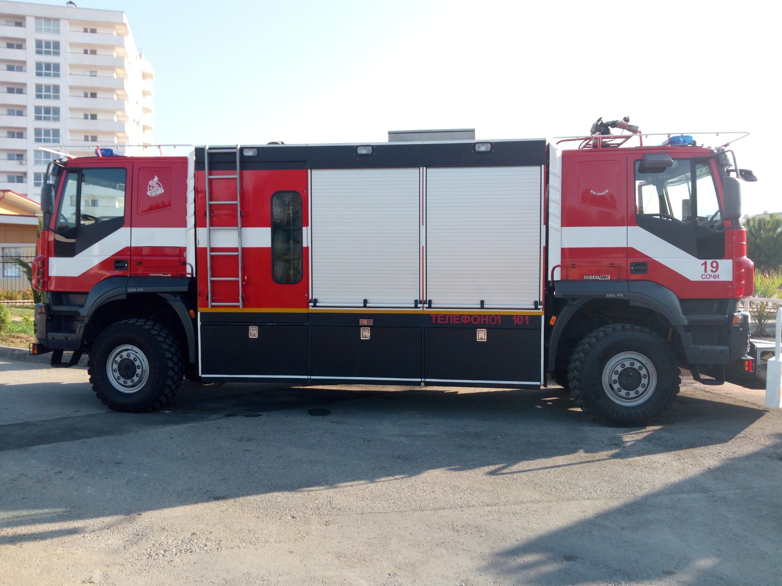 2 пожарки. Пожарная машина Ивеко с двумя кабинами. Пожарный автомобиль Ивеко две кабины. Ивеко с двумя кабинами. Ман пожарная машина сбоку.