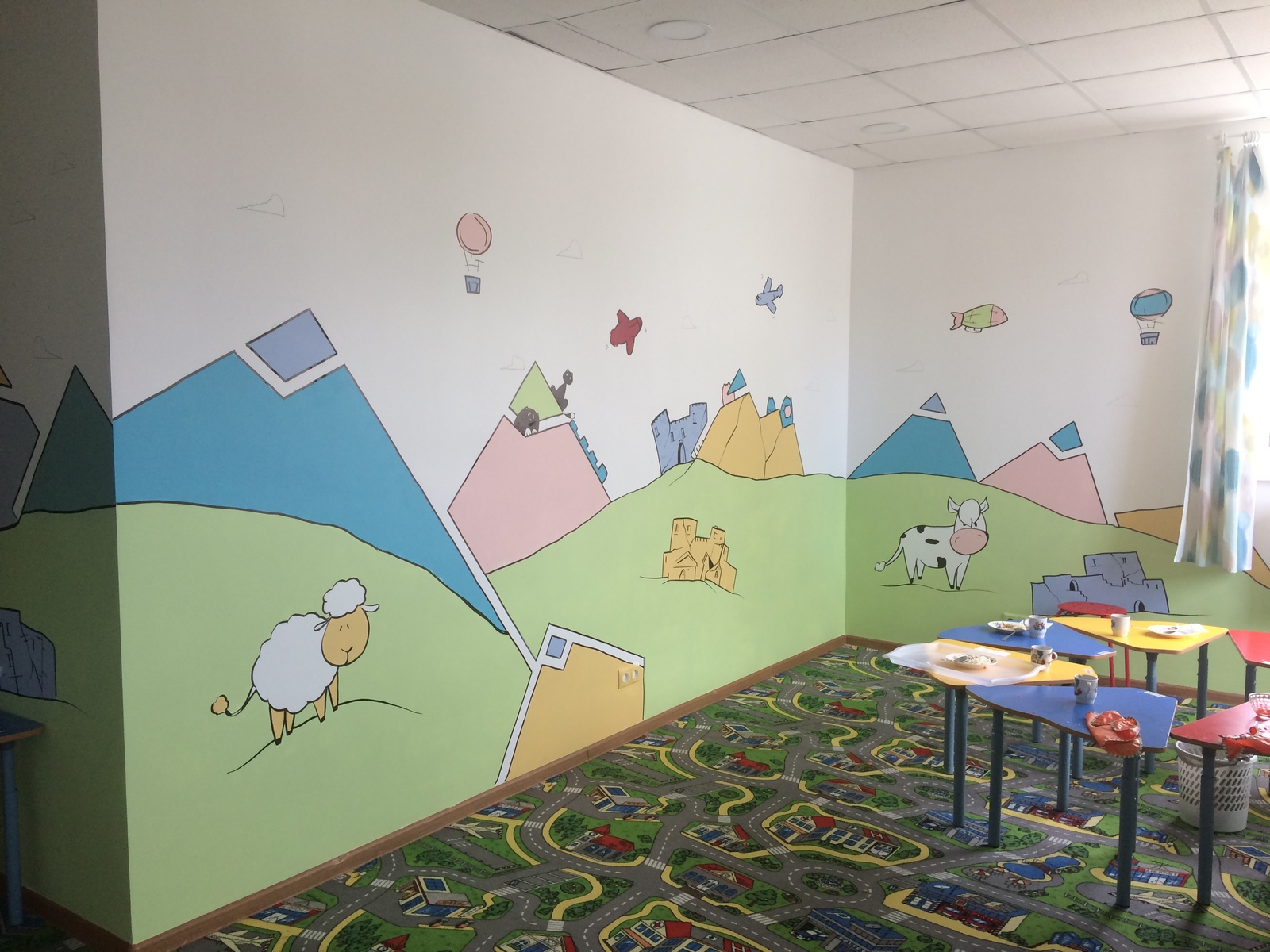 Покраска стен в детском саду в группе разными цветами фото