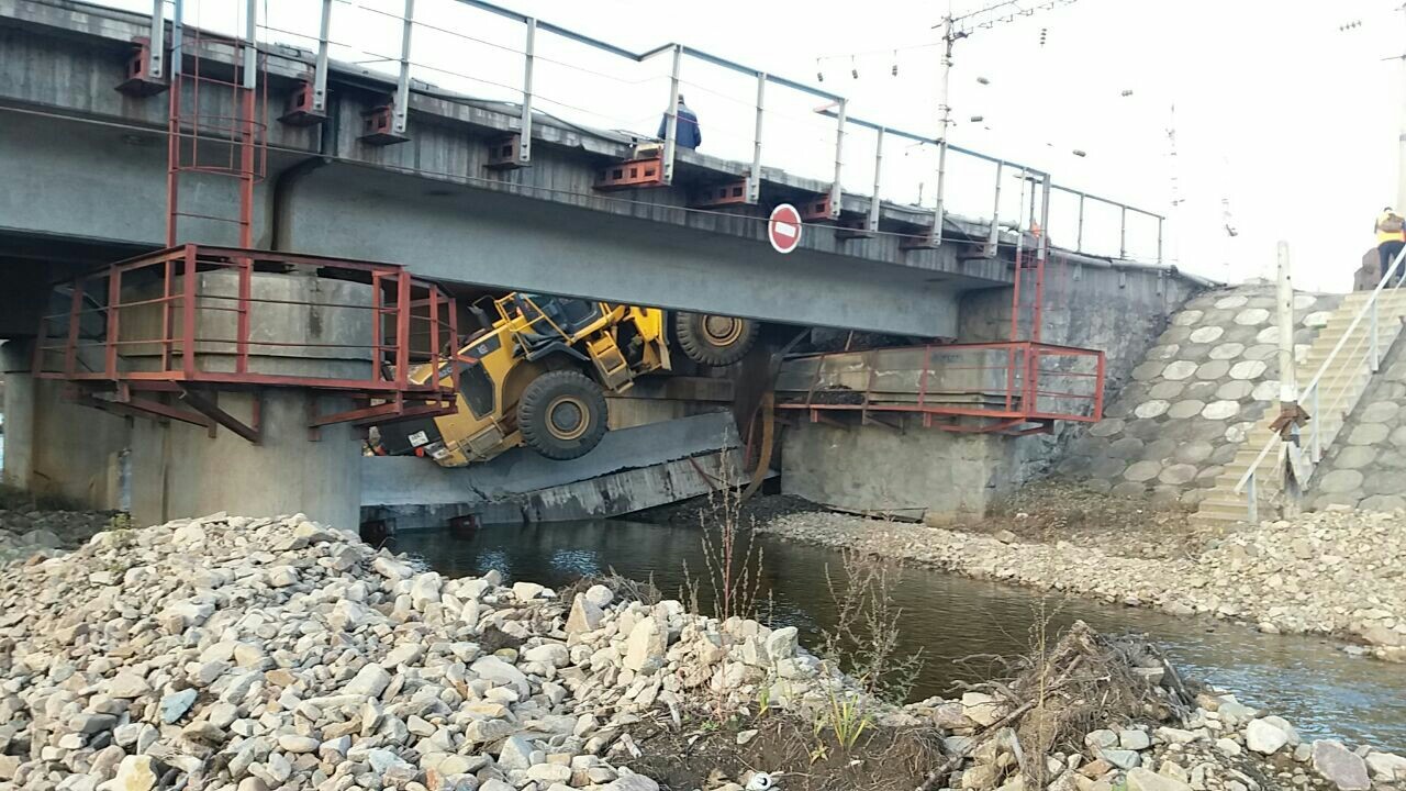 The collapse of the railway bridge at the Ksenyevskaya station of the Trans-Baikal Railway. - Crash, Railway, Transbaikalia, Bridge, Video, Longpost