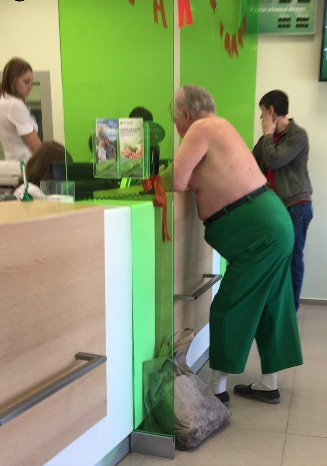 The manager of the savings office inspects the branch after the vacation. - Sberbank, Fashion, Fools