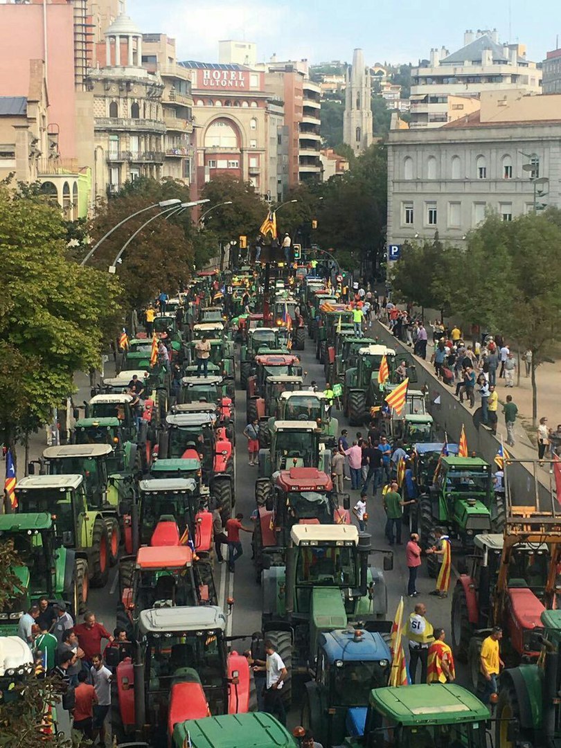 Farmers in Catalonia blocked the passage to the harbor so as not to miss the police reinforcements leaving the ships (fake) - Catalonia, , Referendum, Politics