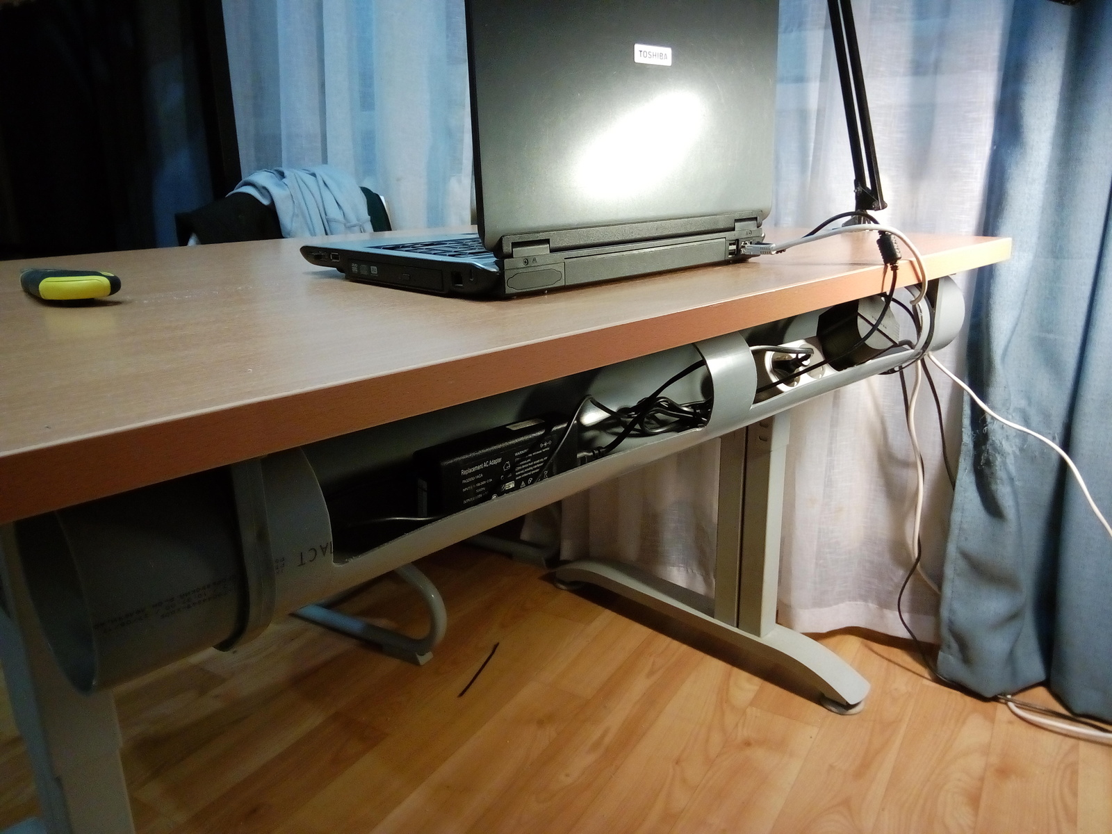 стол офисный с кабель каналом