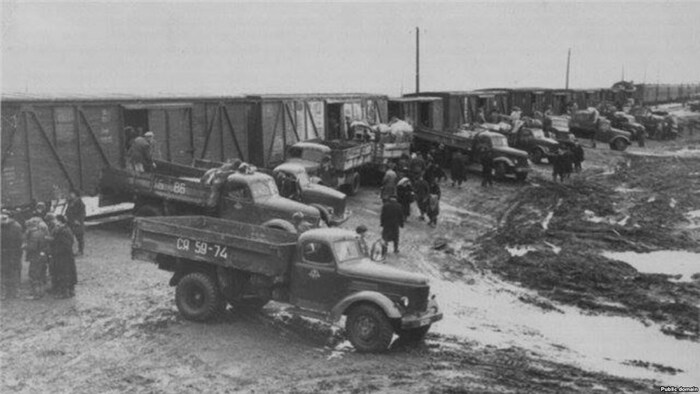 В наше время фото"состарили"до 1943-го года и придумали,что это депортация.