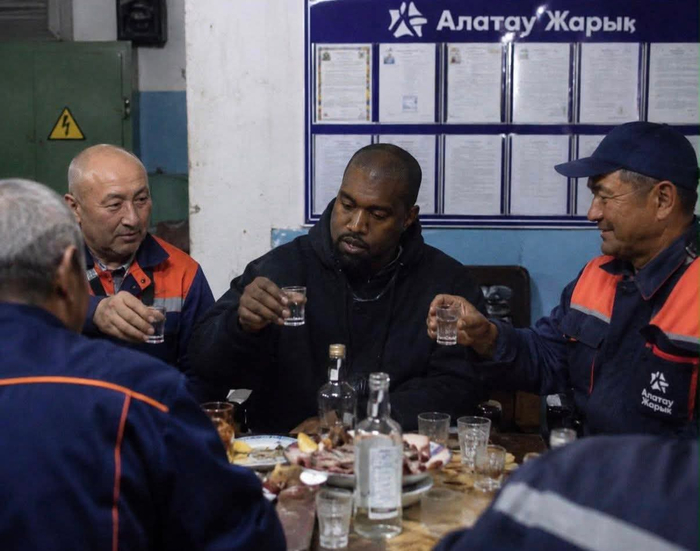 Канье бухает с сотрудниками электроэнергетической компании "Алатау-Жарык"