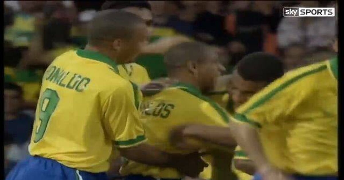 Roberto Carlos' goal from a free kick!!! Crazy trajectory!!! - Roberto Carlos, Football, Brazil, Free kick, Trajectory, Video, Rutube
