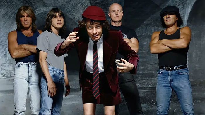 1990: AC/DC ��������� ����������� ������ "The Razors Edge"