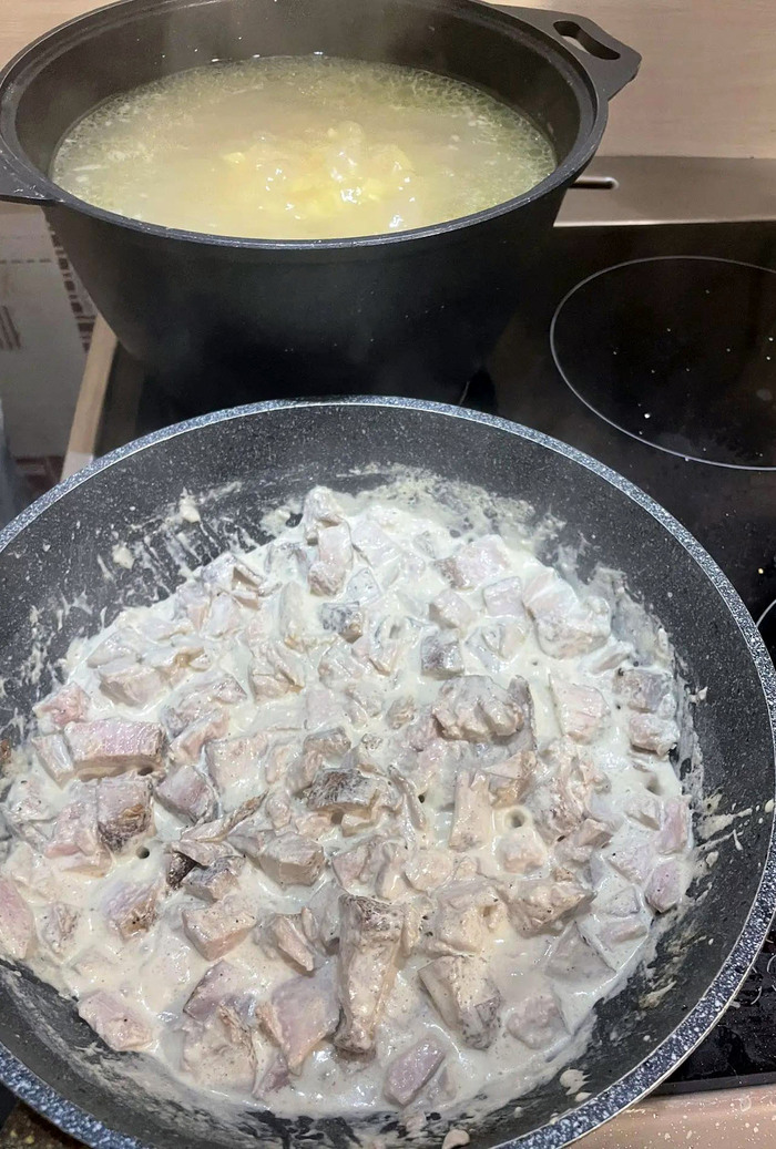 Заливаем сливки, засыпаем рубленного тунца, травы по вкусу, сбрызгиваем лимонным концентратом, перемешиваем и томим минуты 2-3.