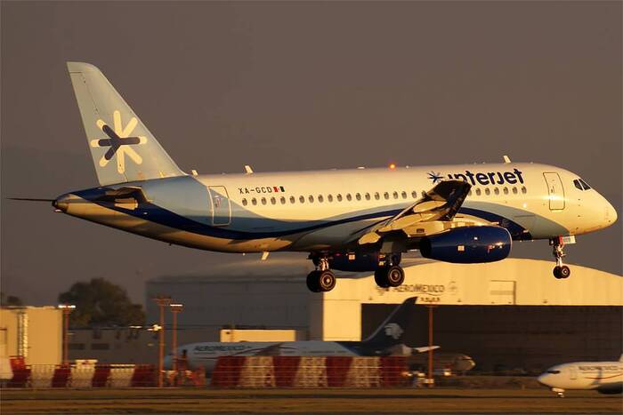 SSJ-100 ������������ Interjet ������� �� ������� � ��������� ������. ���������� �������� ���������� Superjet �� ����������� ������������� ������� � ������, ������� ���������� �� ���������� ������. ����: Alí Cruz Ruiz, Wikimedia Commons, CC BY-SA 2.0.