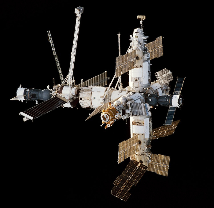 �����: NASA ��������: <a href="https://pikabu.ru/story/24_dvigatelya_vmesto_parashyuta_kakim_dolzhen_byil_stat_sovetskiy_korabl_zarya_14264735?u=https%3A%2F%2Fcommons.wikimedia.org%2Fwiki%2FFile%3AMir_Space_Station_viewed_from_Endeavour_during_STS-89.jpg&t=commons.wikimedia.org&h=4a097019f9c755b5e9d9b46e78e70287bbed2651" title="https://commons.wikimedia.org/wiki/File:Mir_Space_Station_viewed_from_Endeavour_during_STS-89.jpg" target="_blank" rel="nofollow noopener">commons.wikimedia.org</a>