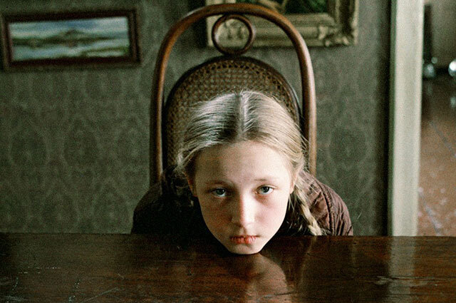 «Чучело» (1984) стал откровением для кинозрителей СССР, так как являлся одним из первых фильмов, в котором советские школьники были показаны антагонистами. Кадр