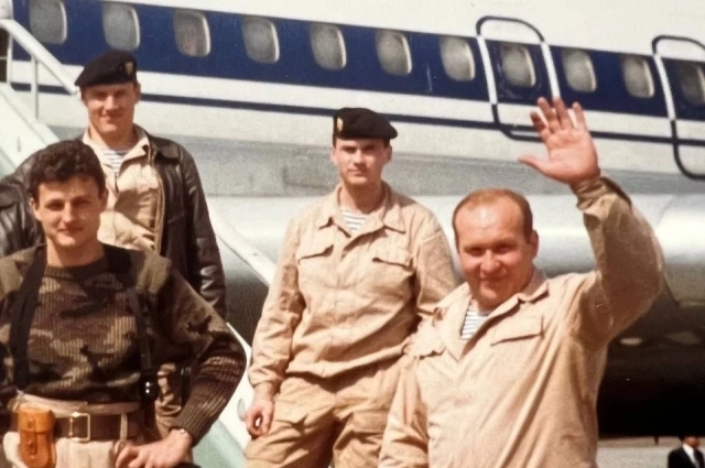 Валерий Канакин справа. Фото: <a href="https://pikabu.ru/story/russkiy_medved_general_kanakin_bilsya_za_zalozhnikov_na_dubrovke_i_v_beslane_14280556?u=https%3A%2F%2Faif.ru%2F&t=%D0%98%D0%B7%20%D0%BB%D0%B8%D1%87%D0%BD%D0%BE%D0%B3%D0%BE%20%D0%B0%D1%80%D1%85%D0%B8%D0%B2&h=3622008c9b9d88af7c75287814cfe792909f949a" title="https://aif.ru/" target="_blank" rel="nofollow noopener">Из личного архив</a>а Екатерины Канакиной.
