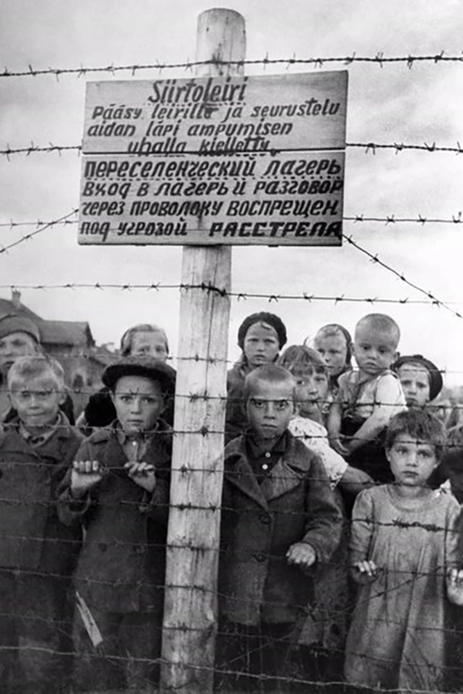 Снимок военного фотокора Галины Санько. 1944 год, только что освобождённый Красной Армией финский концлагерь в Петрозаводске. Девочка в первом ряду — Клавдия Нюппиева. Фото: <a href="https://pikabu.ru/story/strelyali_v_russkikh_detey_pochemu_finlyandiya_ne_priznayot_svoi_prestupleniya_14286591?u=http%3A%2F%2Fcommons.wikimedia.org%2Fwiki%2FMain_Page&t=Commons.wikimedia.org&h=ab46baa1ff34d4d5dae44bf24caebe4af1af3cf6" title="http://commons.wikimedia.org/wiki/Main_Page" target="_blank" rel="nofollow noopener">Commons.wikimedia.org</a>