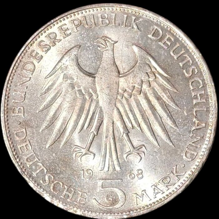 В верхней части по кругу: BUNDESREPUBLIK DEUTSCHLAND (Федеративная Республика Германия).Внизу номинал и эмиссионные данные: DEUTSCHE 5 MARK, разделенный по бокам год выпуска 19 и 68, а также знак монетного двора G (Карлсруэ).