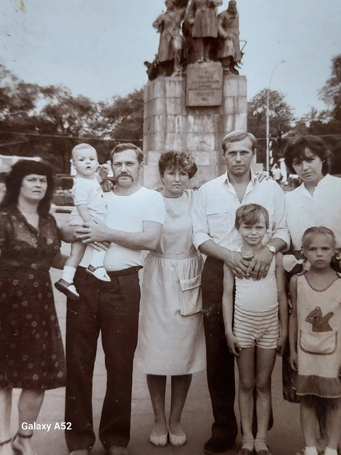 эту фотографию мне отдал брат Валера после землетрясения ,это единственная фото где я еще с ногами ,с лева жена Толика (Оля ), Толик с сыном Игорем ,которого назвали в честь деда ,я ,Валерка обнимает моего старшего сыночку Игоря Аленка и Слава ,