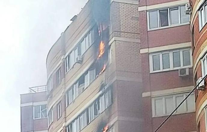 Источник: ТАСС / МОСКВА, 3 сентября. Возгорание на восьмом и девятом этажах произошло в многоквартирном доме в Кубинке из-за попадания БПЛА.