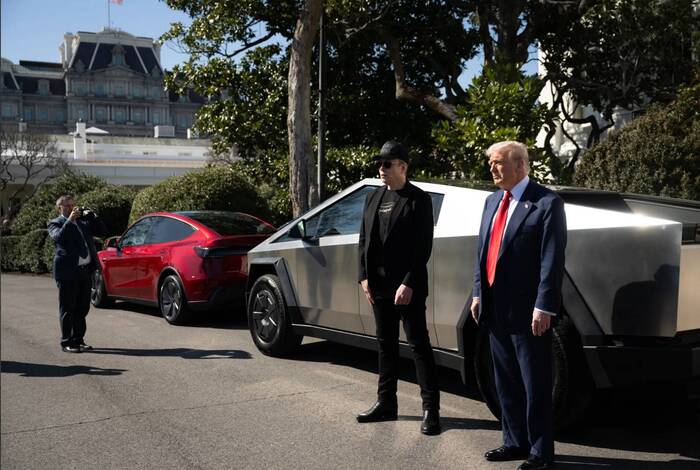 Илон Маск и Дональд Трамп фотографируются на фоне электрокаров Tesla