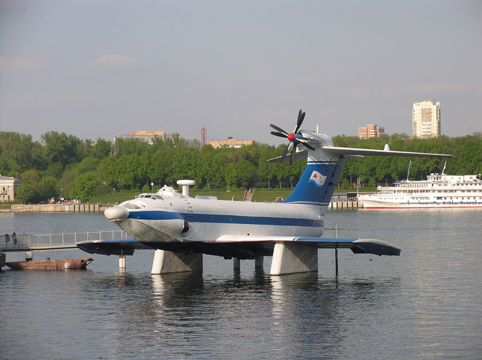 Автор: Mike1979 Russia Источник: <a href="https://pikabu.ru/story/zachem_yekranoplanu_lun_ustanovili_srazu_vosem_reaktivnyikh_dvigateley_14302720?u=https%3A%2F%2Fru.wikipedia.org%2Fwiki%2F%25D0%259E%25D1%2580%25D0%25BB%25D1%2591%25D0%25BD%25D0%25BE%25D0%25BA_%28%25D1%258D%25D0%25BA%25D1%2580%25D0%25B0%25D0%25BD%25D0%25BE%25D0%25BF%25D0%25BB%25D0%25B0%25D0%25BD%29%23%2Fmedia%2F%25D0%25A4%25D0%25B0%25D0%25B9%25D0%25BB%3AA-90_Orlyonok_4.JPG&t=ru.wikipedia.org&h=2d32bc0dd84fb2bed6d29e74b56ae8111c94c598" title="https://ru.wikipedia.org/wiki/%D0%9E%D1%80%D0%BB%D1%91%D0%BD%D0%BE%D0%BA_(%D1%8D%D0%BA%D1%80%D0%B0%D..." target="_blank" rel="nofollow noopener">ru.wikipedia.org</a>