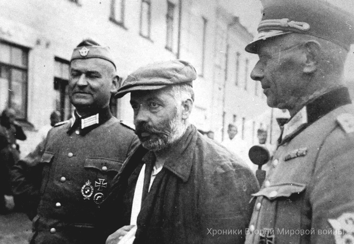 Тяжело раненный при прорыве из окружения под Могилёвом командир 172-й стрелковой дивизии генерал-майор Михаил Тимофеевич Романов (1891–1941 гг.) в окружении военнослужащих вермахта. Сентябрь 1941 года.