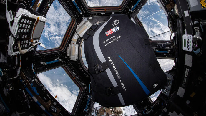 На фото: жилет AstroRad во время испытаний в космосе(Фото: НАСА)