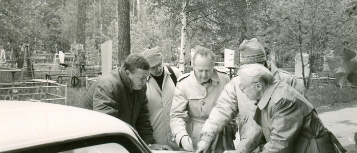 Экспедиция Мэтью Мезельсона в Свердловске, 1992 год. Исследователи вместе со смотрителями кладбища отмечают места захоронения жертв вспышки. Источник: Meselson CBW Archive, Harvard University