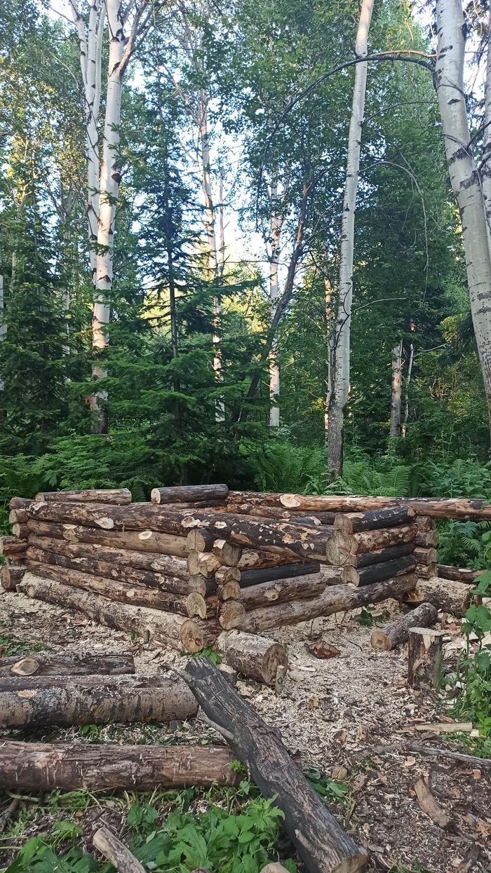 На дальней стене видно проём для окна.
