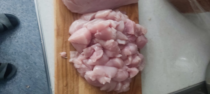 Нарезать куриные грудки