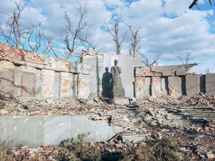 Монумент в селе Новомихайловка Донецкой области