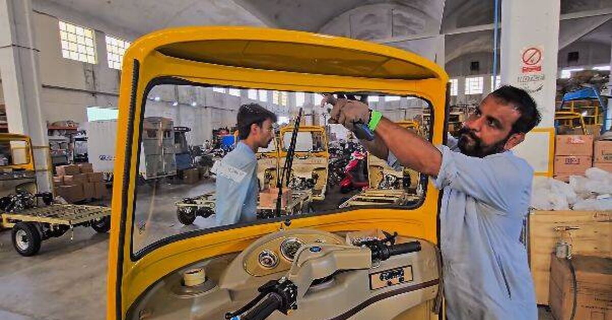 Pakistan's first assembly line. Scooters - Pakistan, Production, Process, Factory, Assembly, Conveyor, Pakistani Technology, Technologies, Technics, Pakistanis, Scooter, Machine, Shop, Video, Rutube