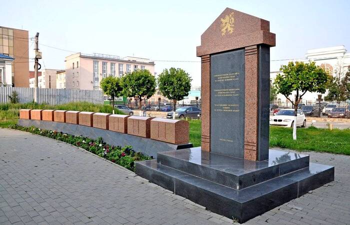 Памятник чехославацким легионерам около ж/д вокзала г. Челябинска