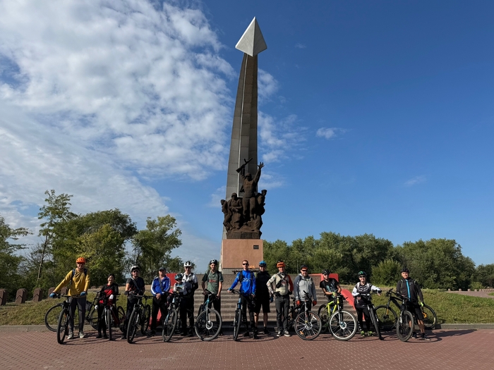Монумент в роще