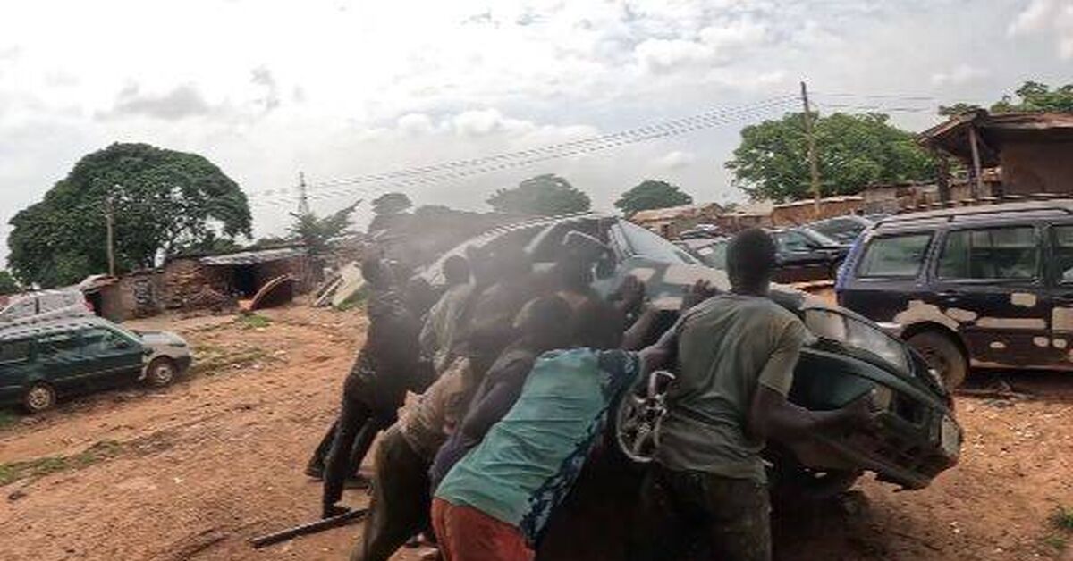 African auto mechanics. When you have legs instead of arms. - Auto, Auto repair, Repair of equipment, Rukozhop, Car service, Africa, Technics, Technologies, Engine, Spare parts, Breaking, Tin, Bumper, Video, Rutube