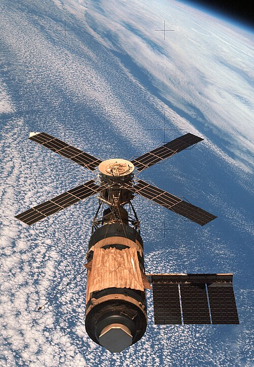 Автор: NASA Источник: <a href="https://pikabu.ru/story/pochemu_lyudi_ne_vyisazhivalis_na_lune_s_1972_goda_i_kogda_planiruyut_vernutsya_14353405?u=https%3A%2F%2Fcommons.wikimedia.org%2Fwiki%2FFile%253ASkylab.jpg%3Futm_source%3Dchatgpt.com&t=commons.wikimedia.org&h=f4c1636556d13142eeb8c7cf49c6c514618f8b69" title="https://commons.wikimedia.org/wiki/File%3ASkylab.jpg?utm_source=chatgpt.com" target="_blank" rel="nofollow noopener">commons.wikimedia.org</a>