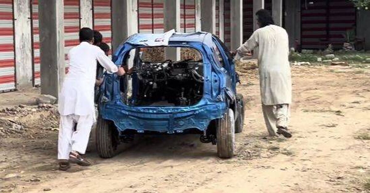 A cut-up hybrid – a junk car being prepared for sale. Pakistani auto repair shop - Pakistan, Repair of equipment, Auto repair, Car service, Rukozhop, Auto, Technics, Pakistanis, Spare parts, Breaking, Pakistani Technology, Technologies, Auto junk, Saw cut, Welding, Video, Rutube