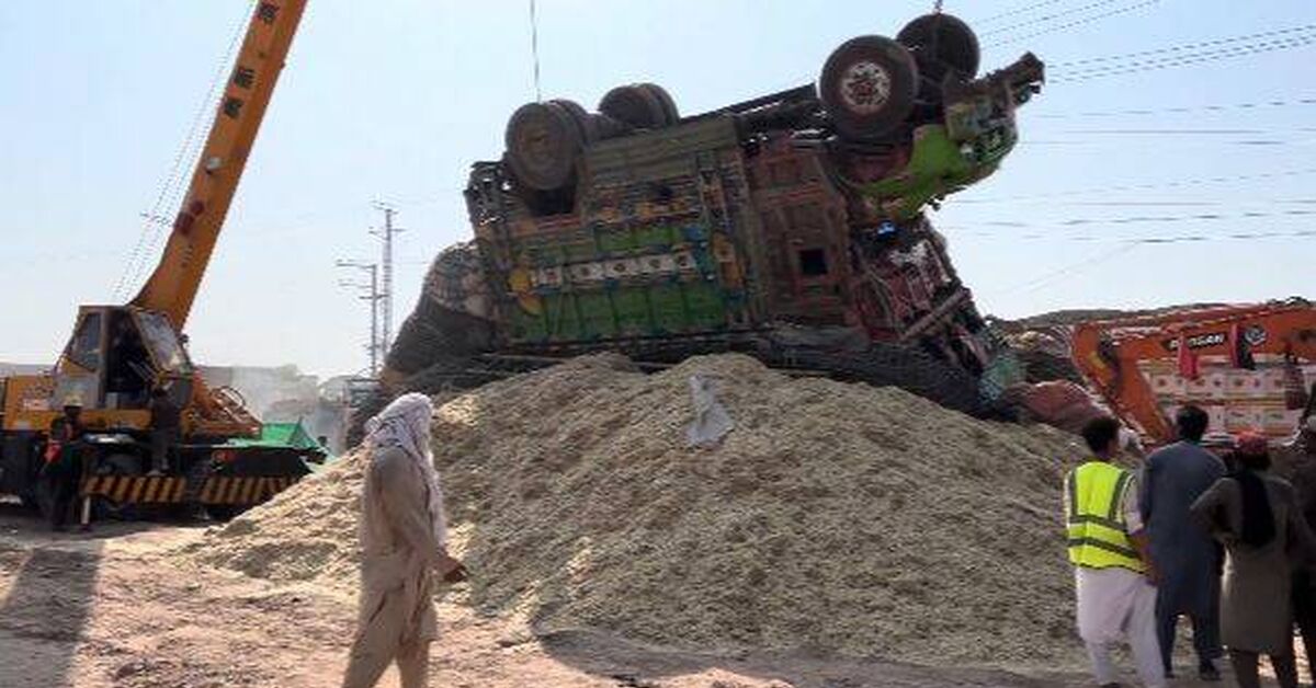 A truck crash in Pakistan. It's lying there beautifully. How do I get it back up? - Pakistan, Auto repair, Car service, Rukozhop, Repair of equipment, Crash, Road accident, Road traffic, Breaking, Spare parts, Pakistani Technology, Technics, Technologies, Pakistanis, Truck, Video, Rutube