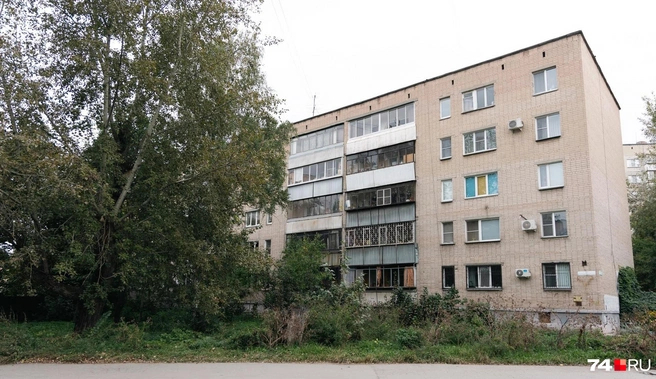 Возле дома был палисадник, который со временем превратился в мусоросборникиИсточник: Наталья Лапцевич