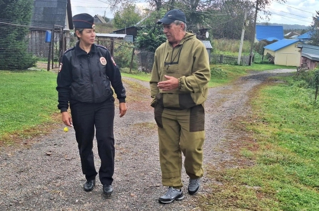Наталья Стельмакова советовалась с местным егерем Виктором Егоровичем, как ведут себя медведи. Фото: <a href="https://pikabu.ru/story/v_kuzbasse_zhenshchinapolitseyskiy_v_odinochku_odolela_dvukh_medvedey_zashchishchaya_selchan_14361745?u=https%3A%2F%2Ft.me%2Fgumvd42&t=%D0%9F%D0%BE%D0%BB%D0%B8%D1%86%D0%B8%D1%8F%20%D0%9A%D1%83%D0%B7%D0%B1%D0%B0%D1%81%D1%81%D0%B0&h=22fb01b78bdd76075730725912369aefd3703ef4" title="https://t.me/gumvd42" target="_blank" rel="nofollow noopener">Полиция Кузбасса</a>