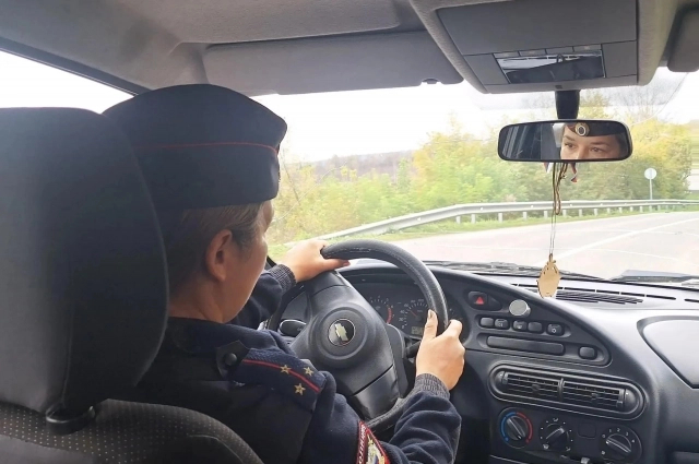 Наталья сдала на права специально, чтобы быстрее добираться до своих поселений. Фото: <a href="https://pikabu.ru/story/v_kuzbasse_zhenshchinapolitseyskiy_v_odinochku_odolela_dvukh_medvedey_zashchishchaya_selchan_14361745?u=https%3A%2F%2Ft.me%2Fgumvd42&t=%D0%9F%D0%BE%D0%BB%D0%B8%D1%86%D0%B8%D1%8F%20%D0%9A%D1%83%D0%B7%D0%B1%D0%B0%D1%81%D1%81%D0%B0&h=22fb01b78bdd76075730725912369aefd3703ef4" title="https://t.me/gumvd42" target="_blank" rel="nofollow noopener">Полиция Кузбасса</a>