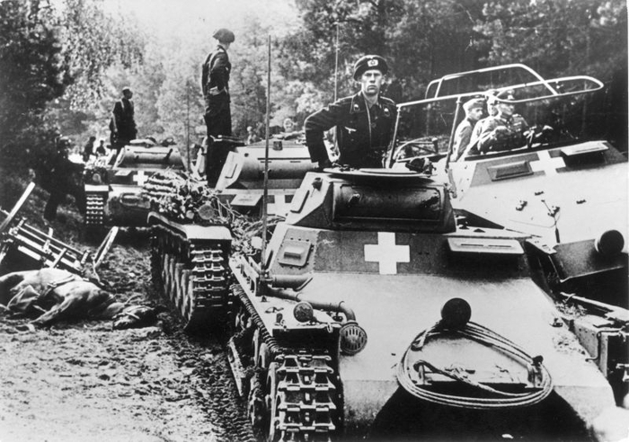 Так выглядела почти типичная немецкая танковая колонна в 1939 г. Необычное тут — это наличие редкого на то время БТР. Но тут едет Хайнц Гудериан, ему можно.