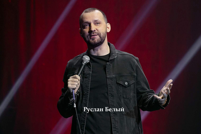 Уехал в Испанию, жалуется, что Барселона дороже Москвы, но возвращаться не хочет из страха за старые высказывания. Эмиграция ради «принципов», которые теперь мешают даже жить дешевле.