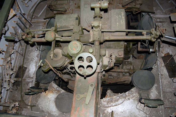 Вид на боевое отделение ЗСУ-57-2. На переднем плане автоматический зенитный прицел. Источник фото: <!--noindex--><a href="https://pikabu.ru/story/istoriya_zsu572_kak_adskaya_molotilka_ustarela_eshche_vo_vremya_ispyitaniy_a_zatem_nashla_novoe_primenenie_14389796?u=https%3A%2F%2Fserkoff.narod.ru%2Fphotoalbum148.html&t=https%3A%2F%2Fserkoff.narod.ru%2Fphotoalbum148.html&h=71427f1668ea437c6013171aae15eceec600b45e" title="https://serkoff.narod.ru/photoalbum148.html" target="_blank" rel="nofollow noopener">https://serkoff.narod.ru/photoalbum148.html</a><!--/noindex-->