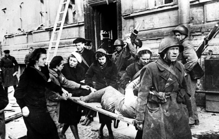 Бойцы МПВО эвакуируют пострадавших после немецкого авианалета на Ленинград.