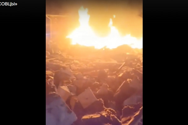 Взрыв и последующий пожар произошел в доме на перекрестке Морской и Васильковой улиц в Санино