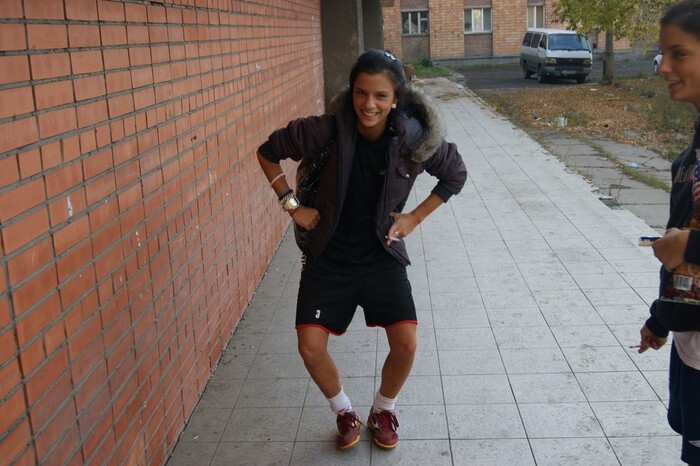 Красноярск, 2012 год. Тогда сигарета казалась просто частью жизни. Я много лет играла в футбол, была спортивной — и совершенно не понимала, насколько надолго эта маленькая сигарета останется рядом.
