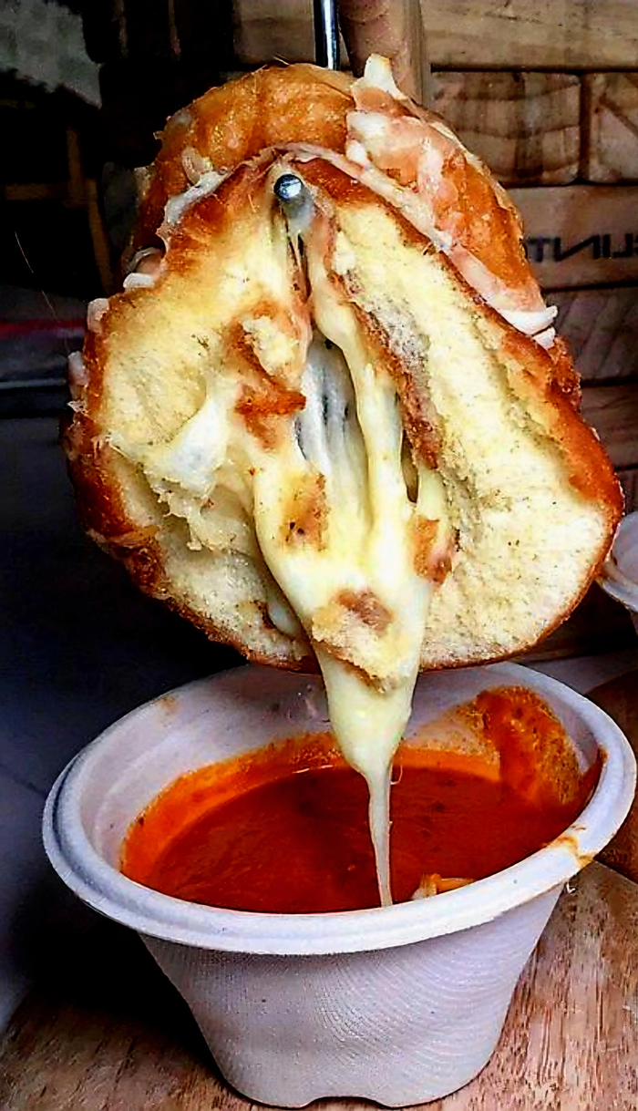 Это просто булочка с сыром... Повторяю: это просто булочка с сыром!