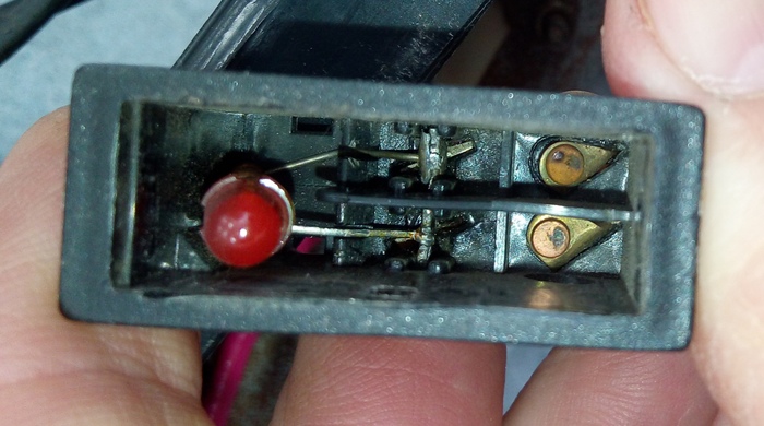 Если масшабировать фото, то увидите две неприятности.