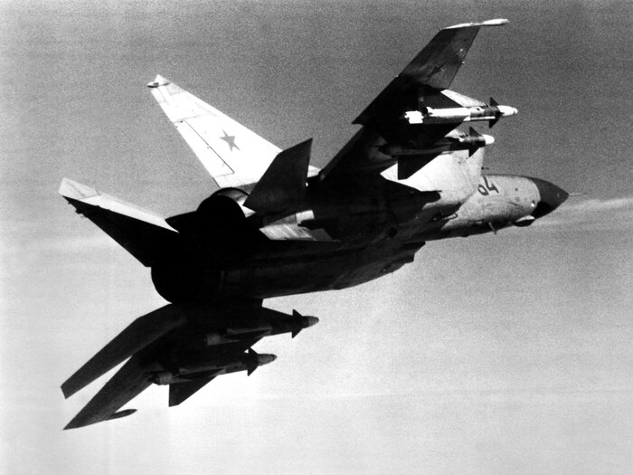 Советский истребитель-перехватчик МиГ-25 в полёте. 7 февраля 1986 года.