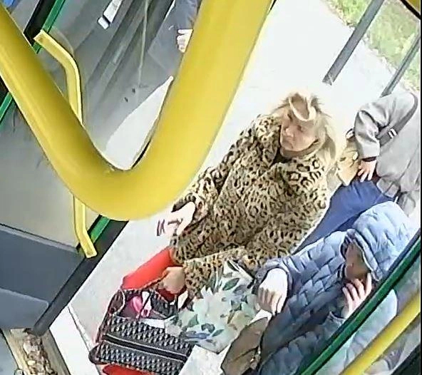 Екатеринбурженка была в ярком образе: леопардовая шубка, красные брюки и сумка Christian Dior Источник: камеры наблюдения